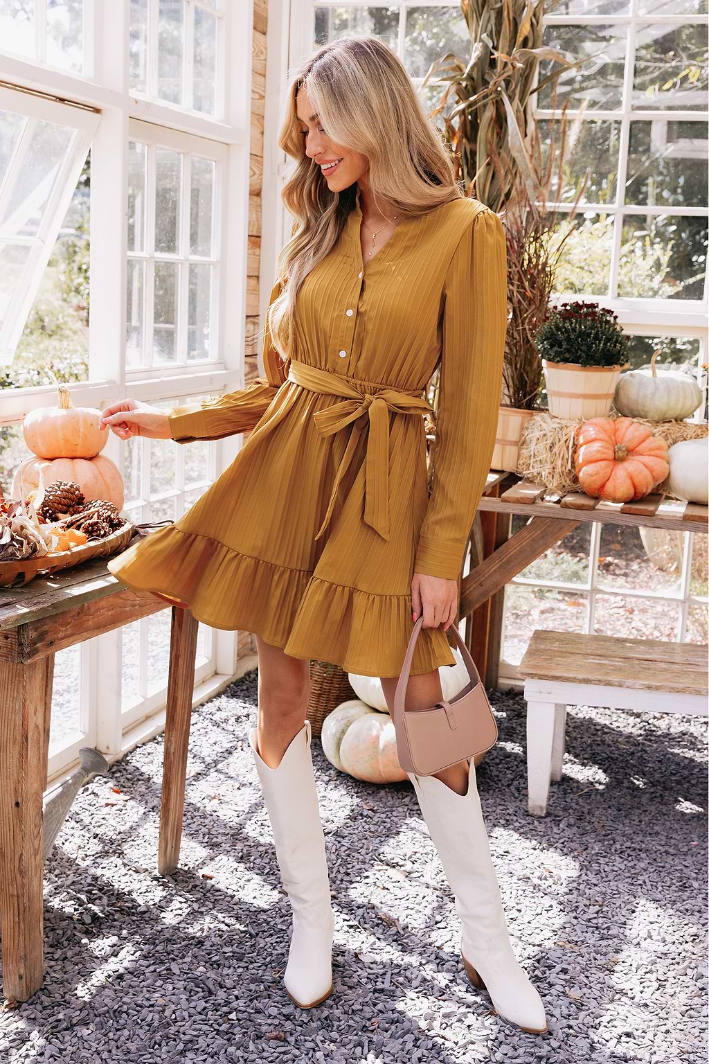 Langärmeliges Minikleid mit Gürtel und Rüschen