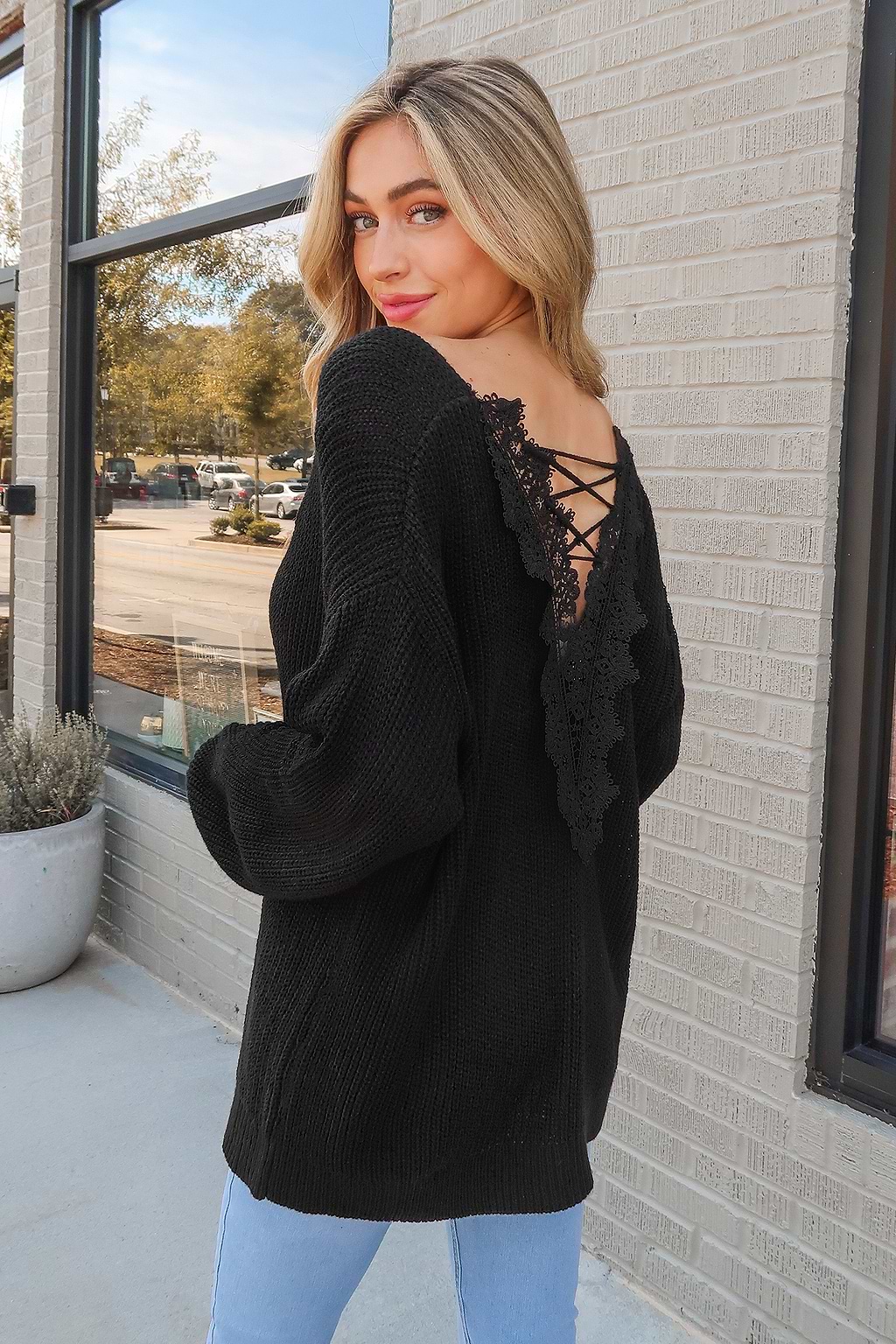 Onyx Crisscross Pullover mit gehäkelter Spitze