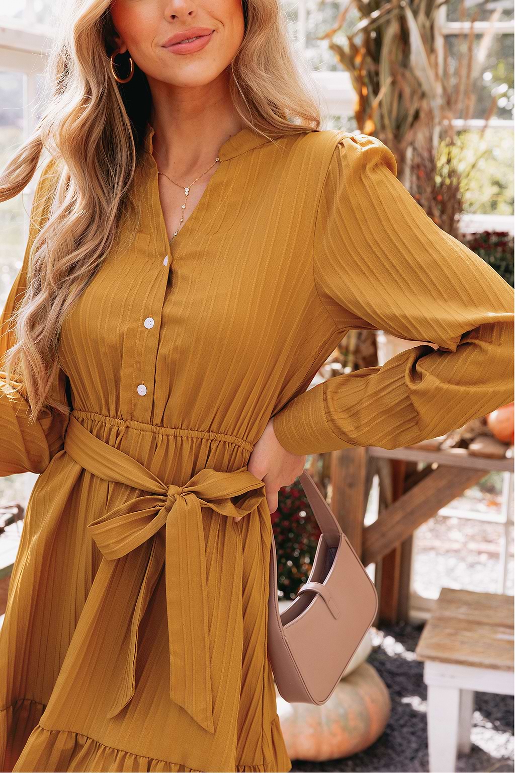 Langärmeliges Minikleid mit Gürtel und Rüschen