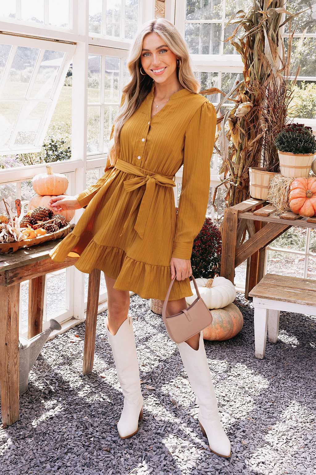 Langärmeliges Minikleid mit Gürtel und Rüschen