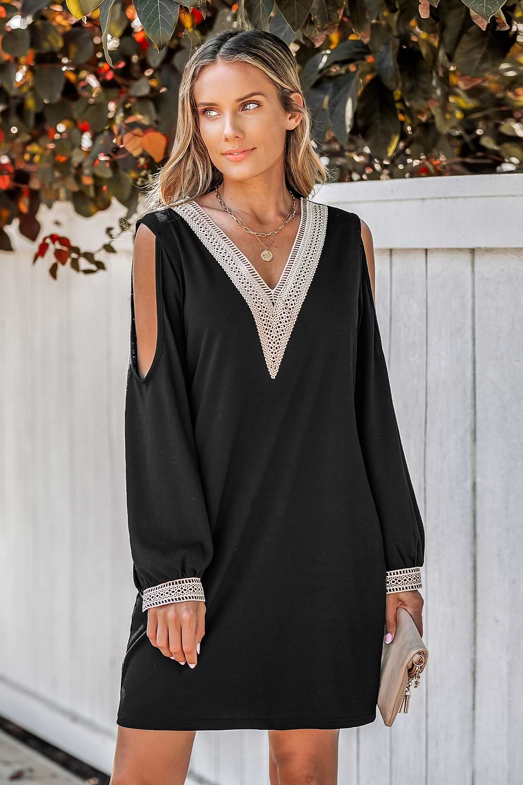 Minivestido bordado con cuello en V