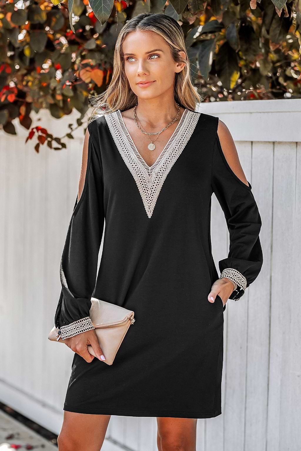 Minivestido bordado con cuello en V