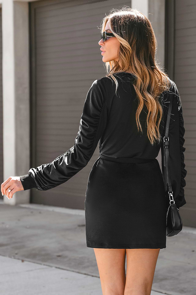 Robe courte avec ceinture ruchée