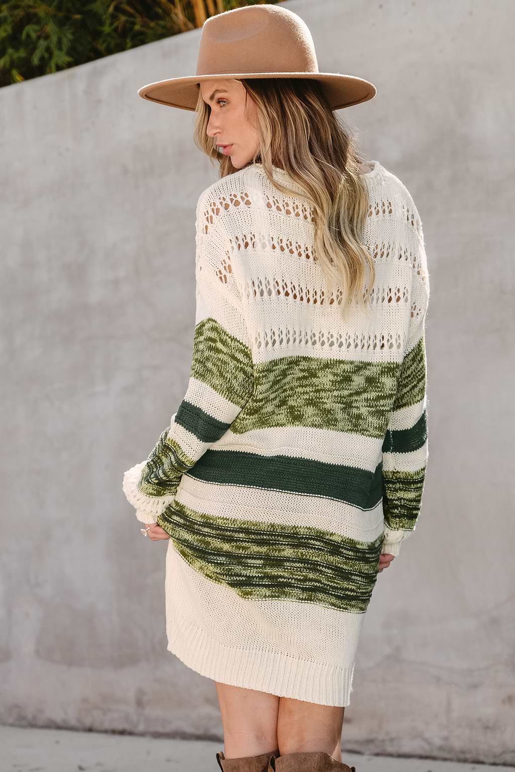 Robe pull à rayures découpée