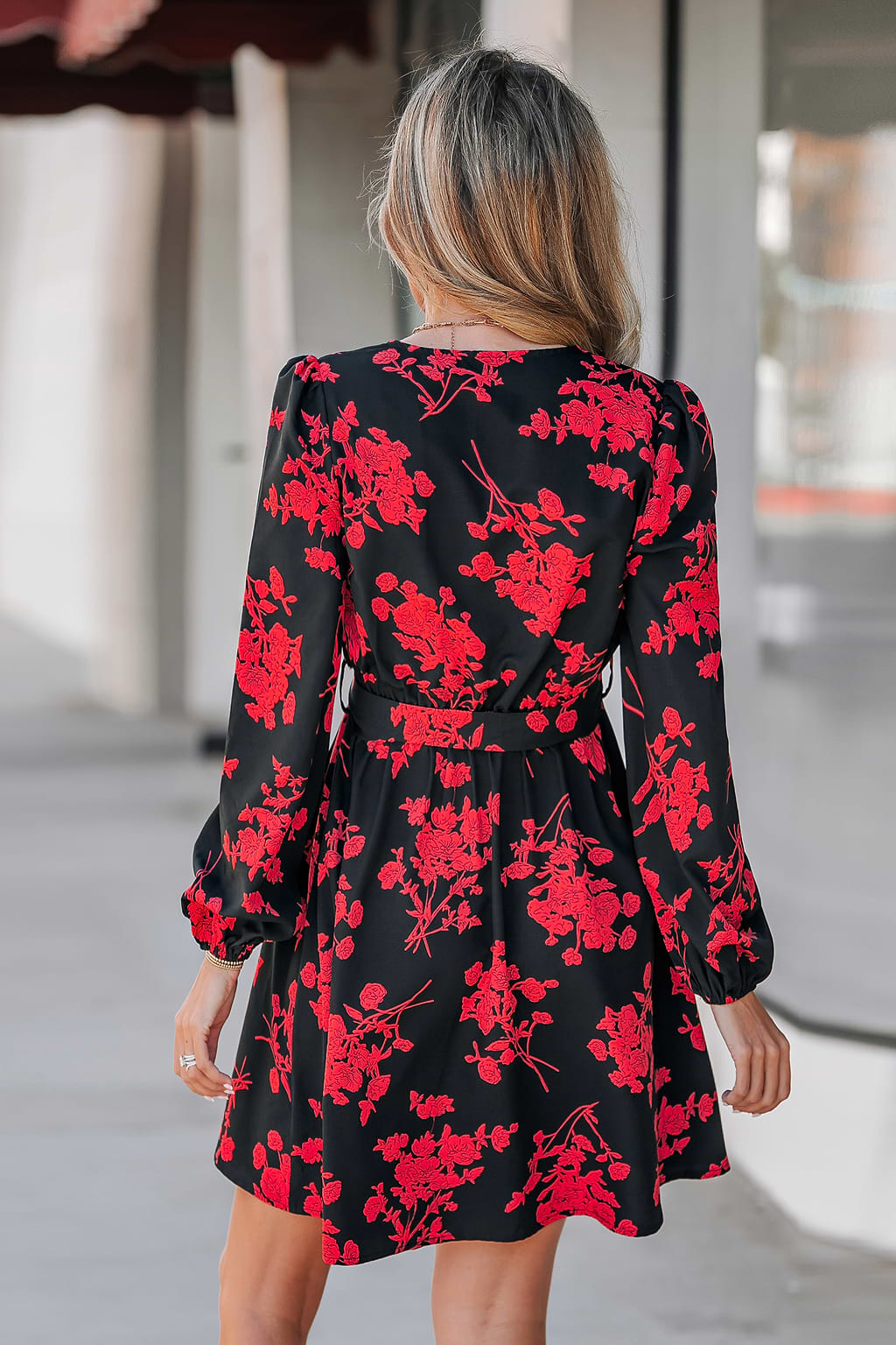 Robe midi noire avec ceinture à imprimé floral