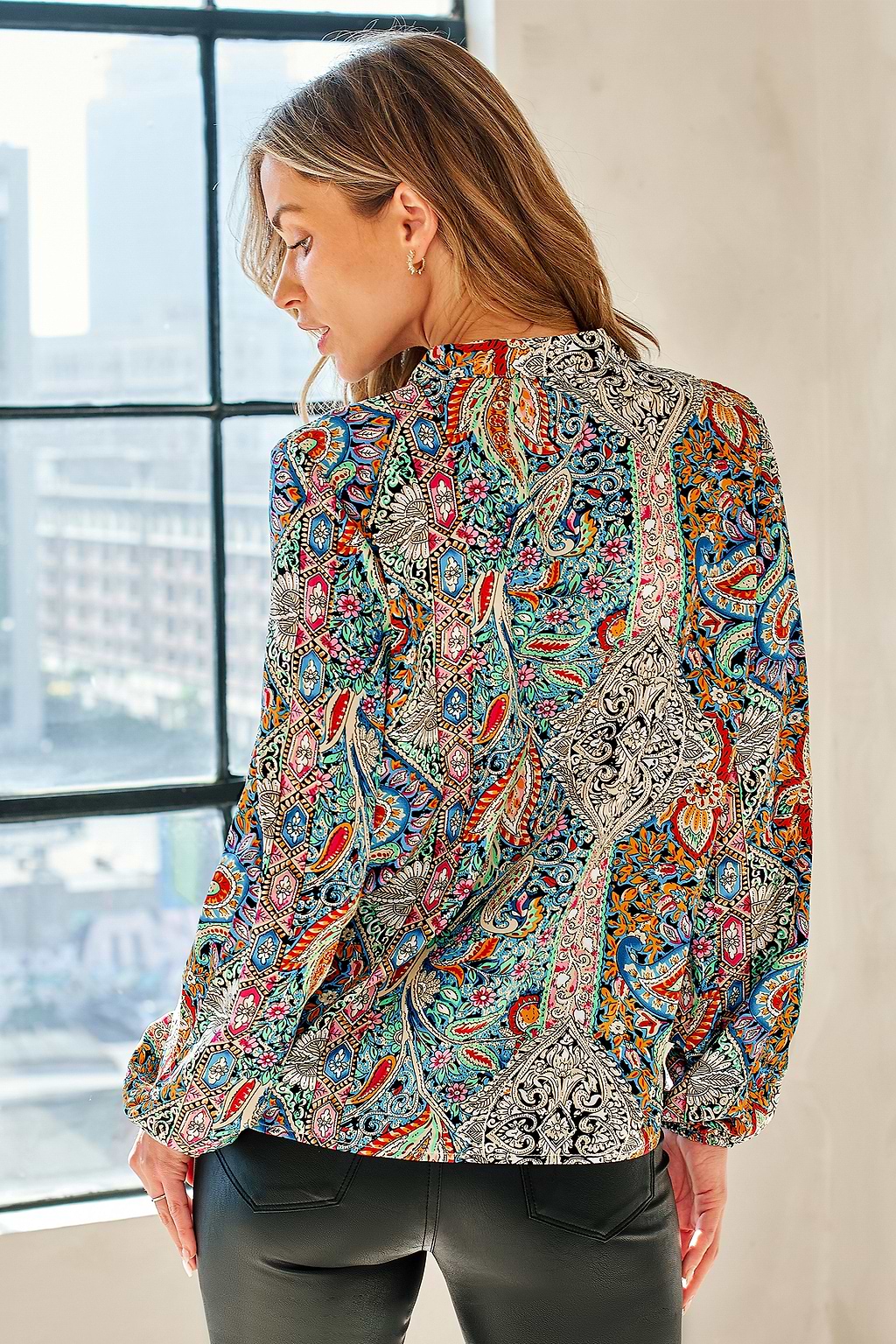 Haut à manches paysannes et imprimé paisley