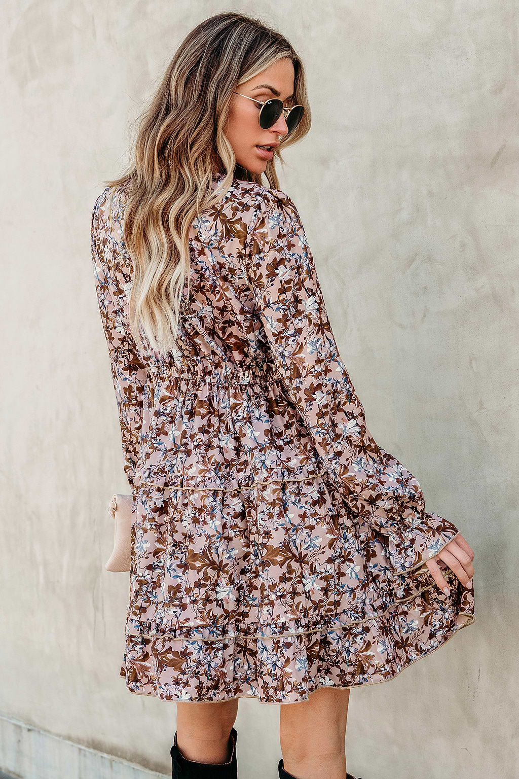 Vestido con volantes y mangas abullonadas