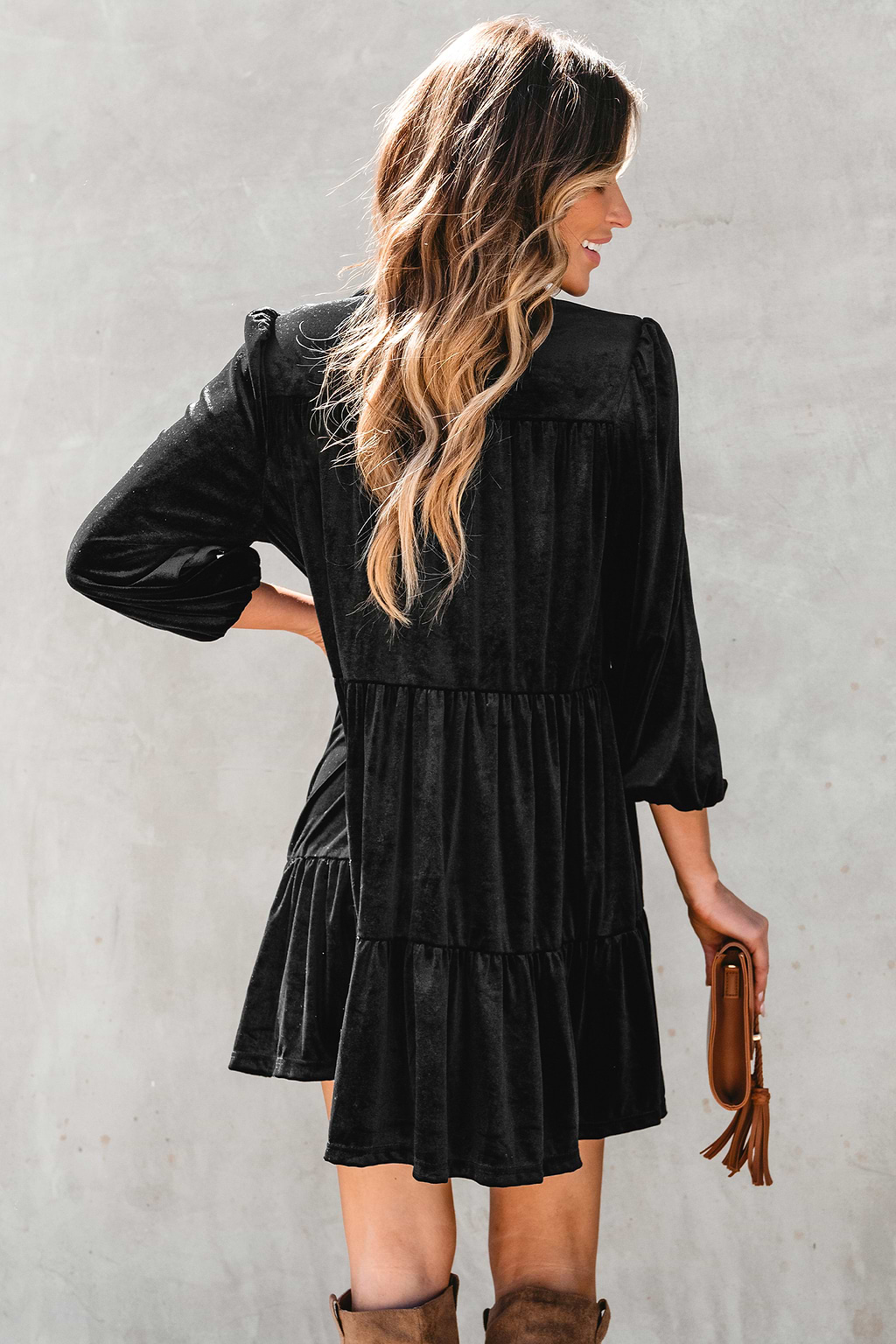 Robe mini en velours à boutons sur le devant ruchée noire