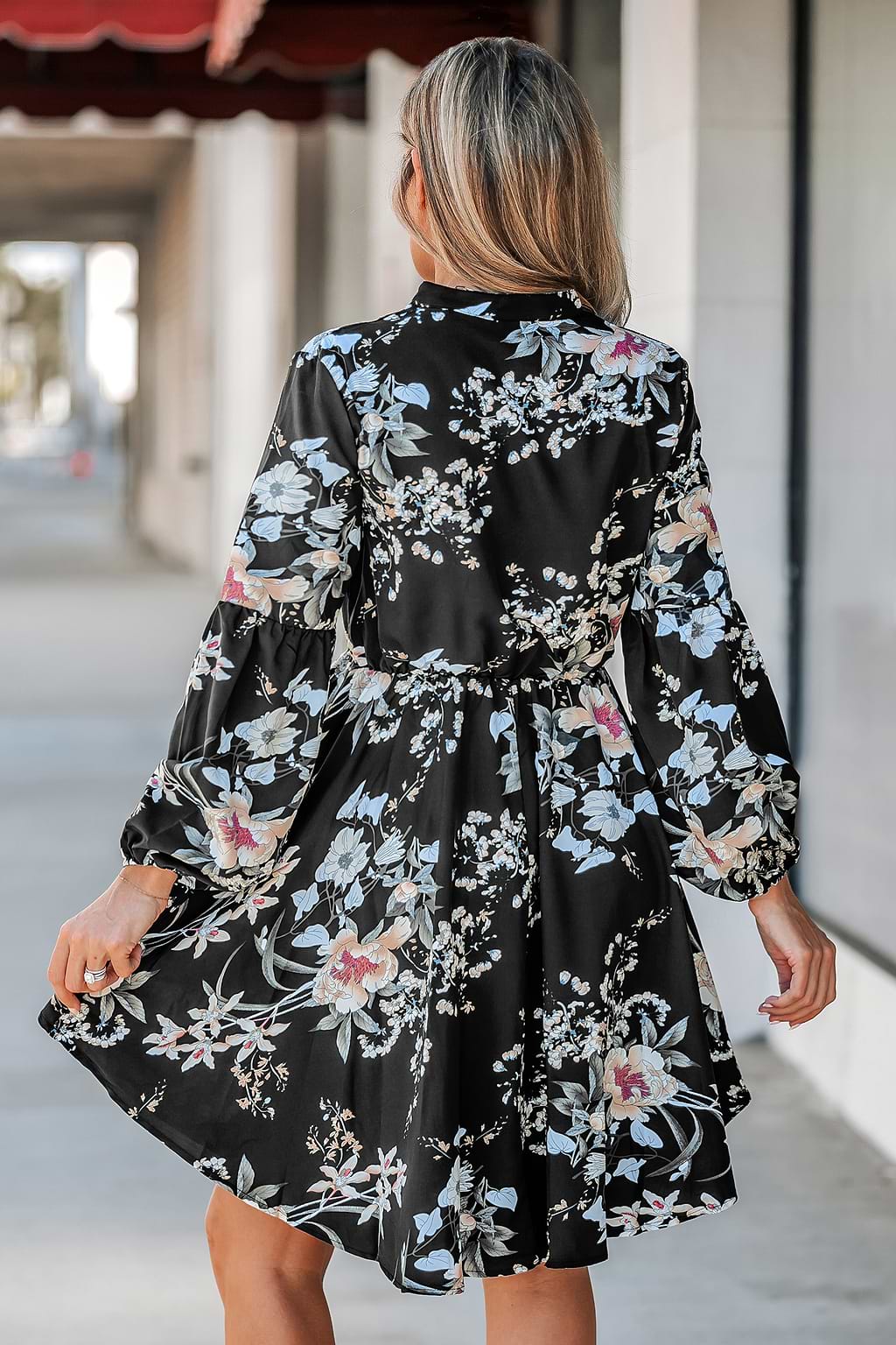 Abito con scollo a V e chiusura con bottoni