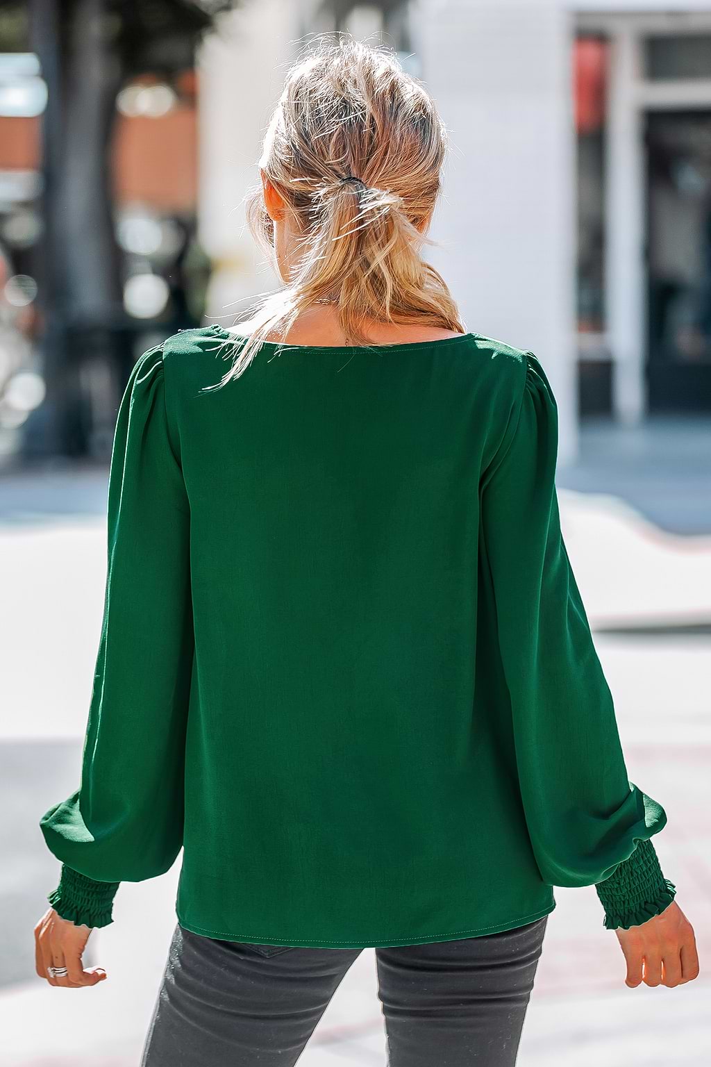 Top con ribetes de encaje y cuello en V