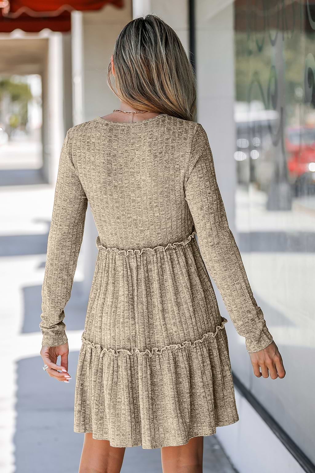 Minivestido con volantes y cuello redondo