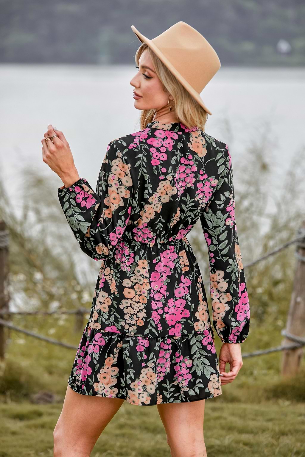 Robe avec col en V et manches bouffantes à imprimé floral