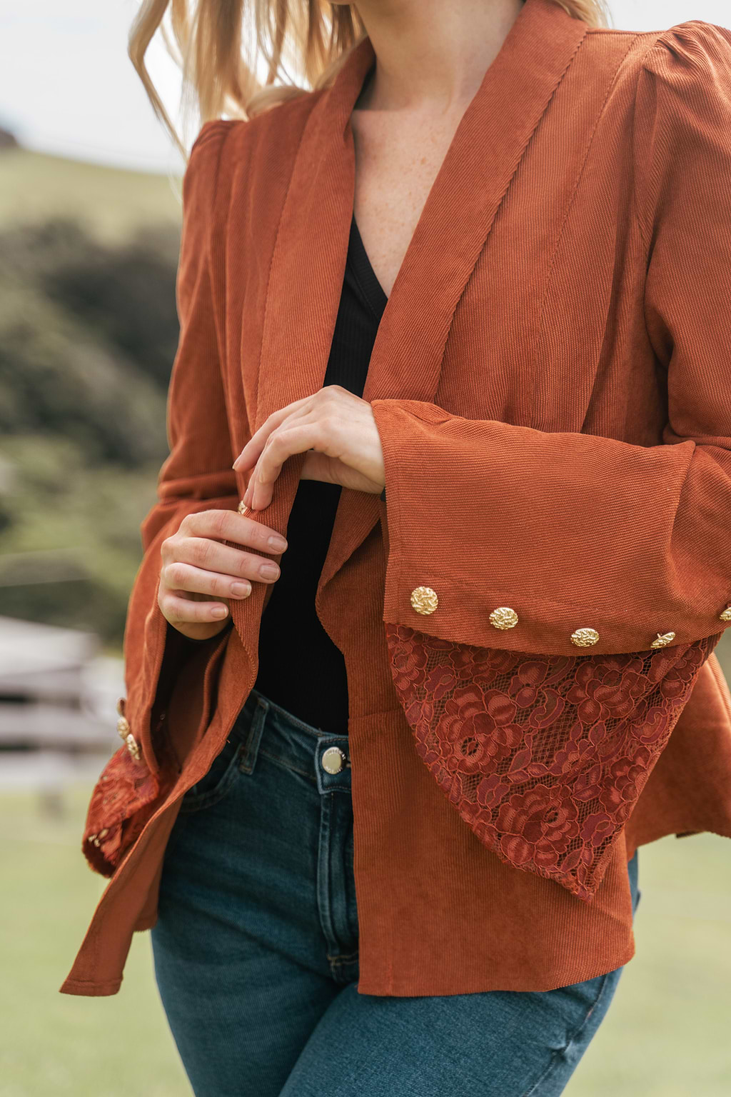 Blazer à boutons en dentelle contrastée brun