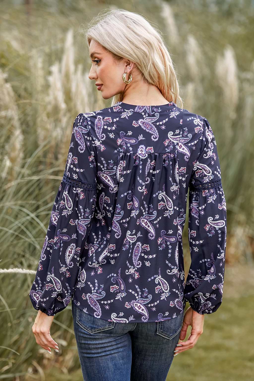 Haut à col en V et manches bouffantes en dentelle paisley