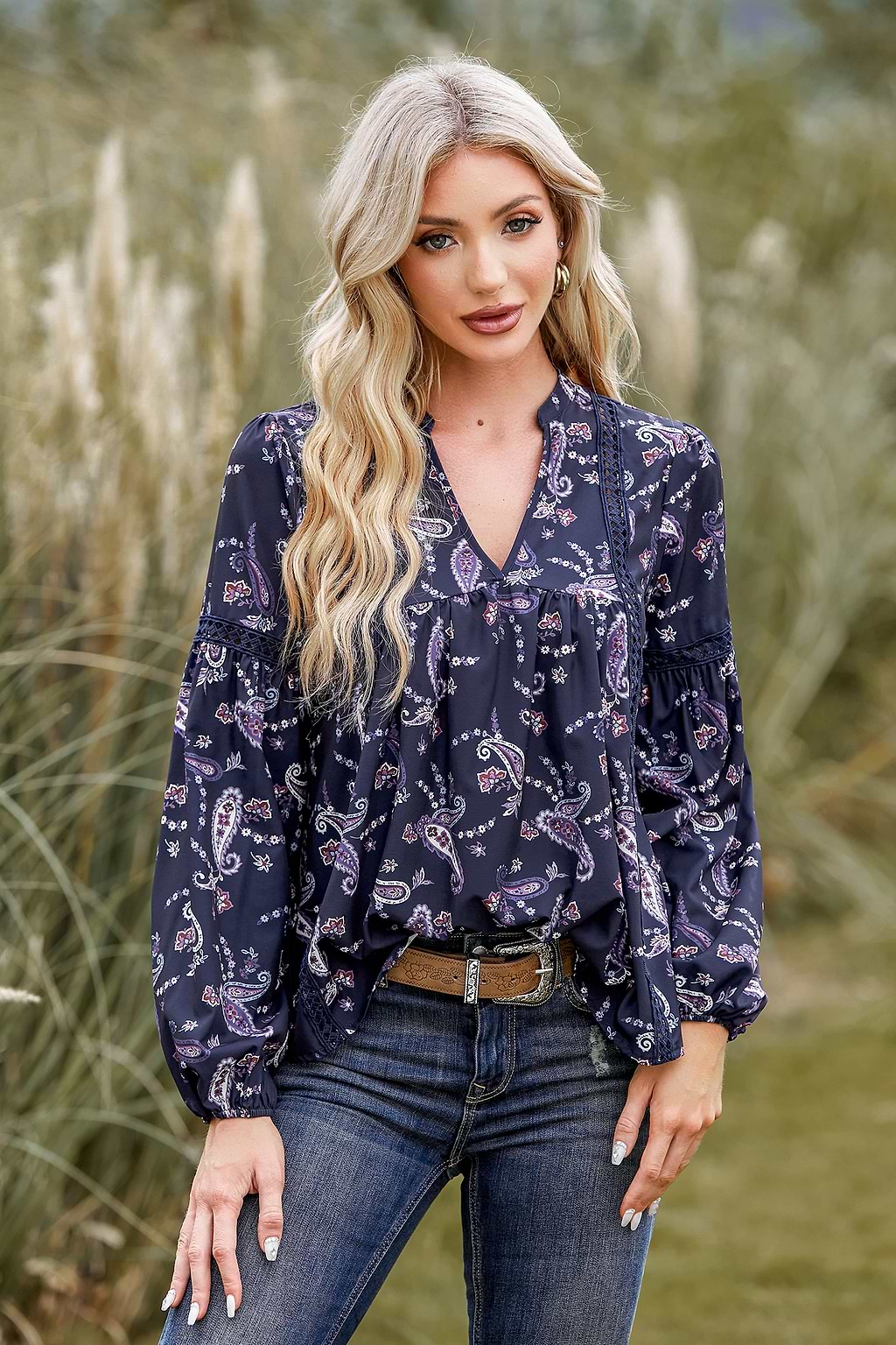 Top in pizzo a contrasto con maniche a sbuffo e scollo a V Paisley
