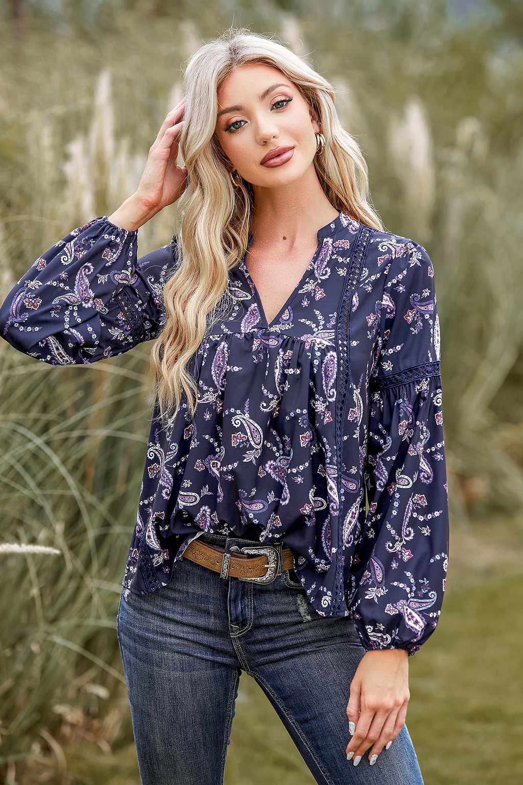 Top in pizzo a contrasto con maniche a sbuffo e scollo a V Paisley