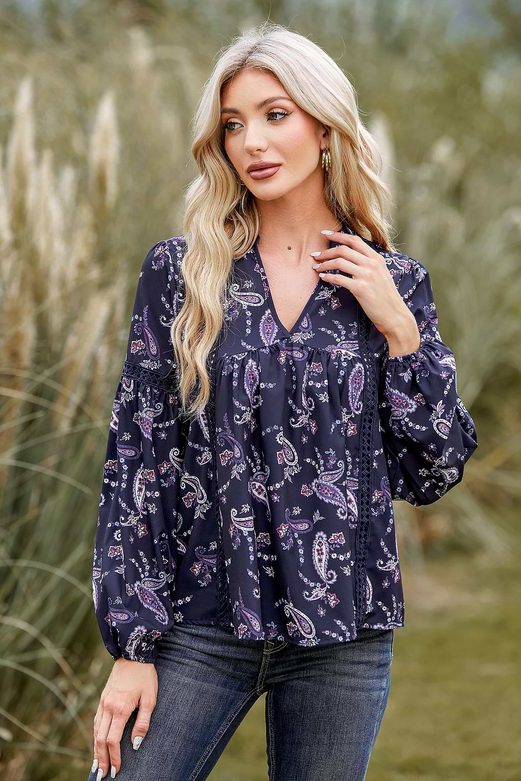 Top in pizzo a contrasto con maniche a sbuffo e scollo a V Paisley