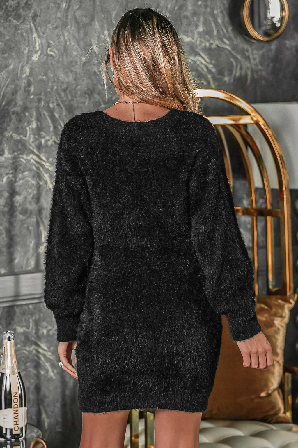Zwarte trui-jurk met lange mouwen en V-hals