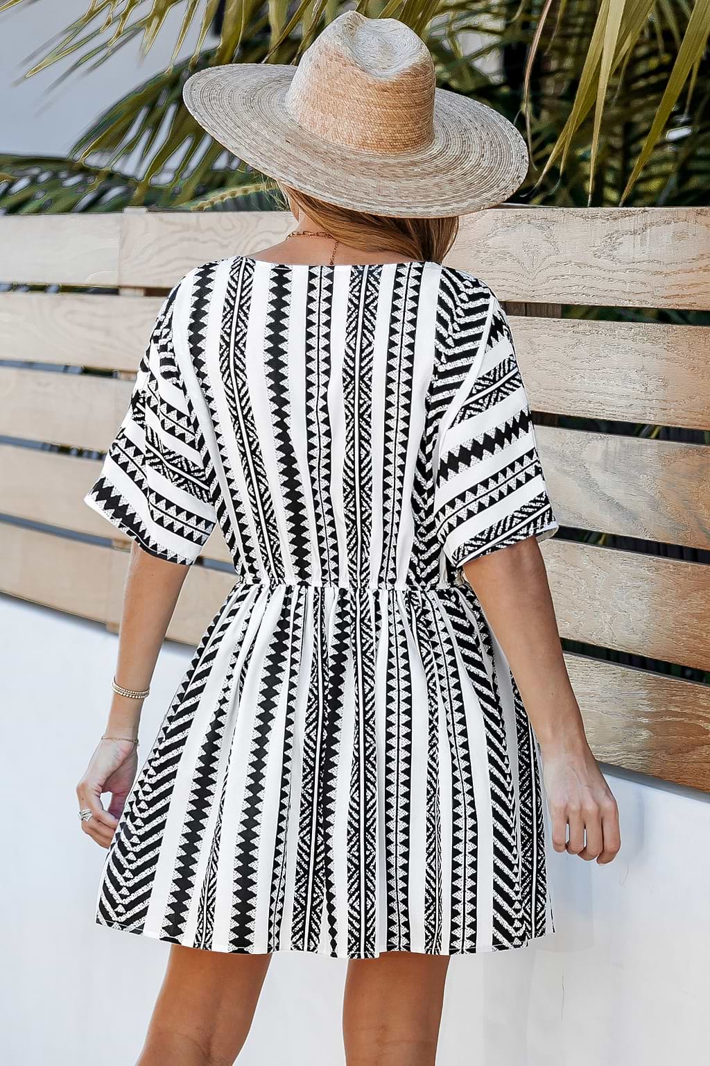 Minivestido con estampado geométrico en negro y blanco