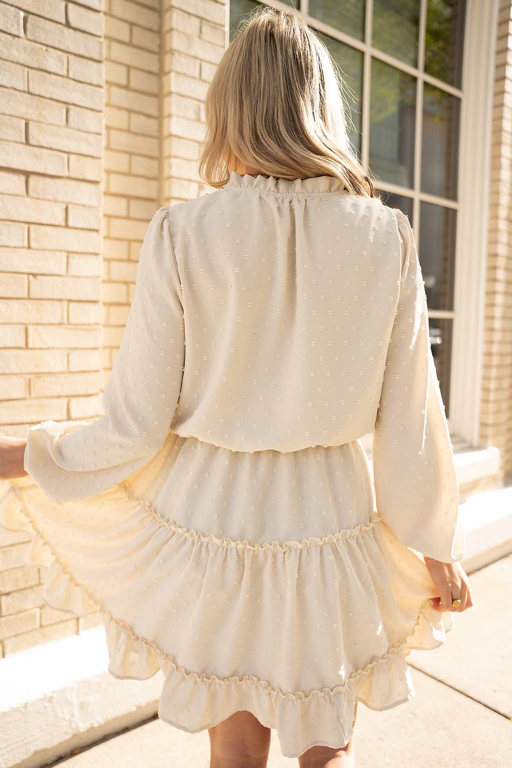 Beigefarbenes Mikro-Rüschen-Minikleid