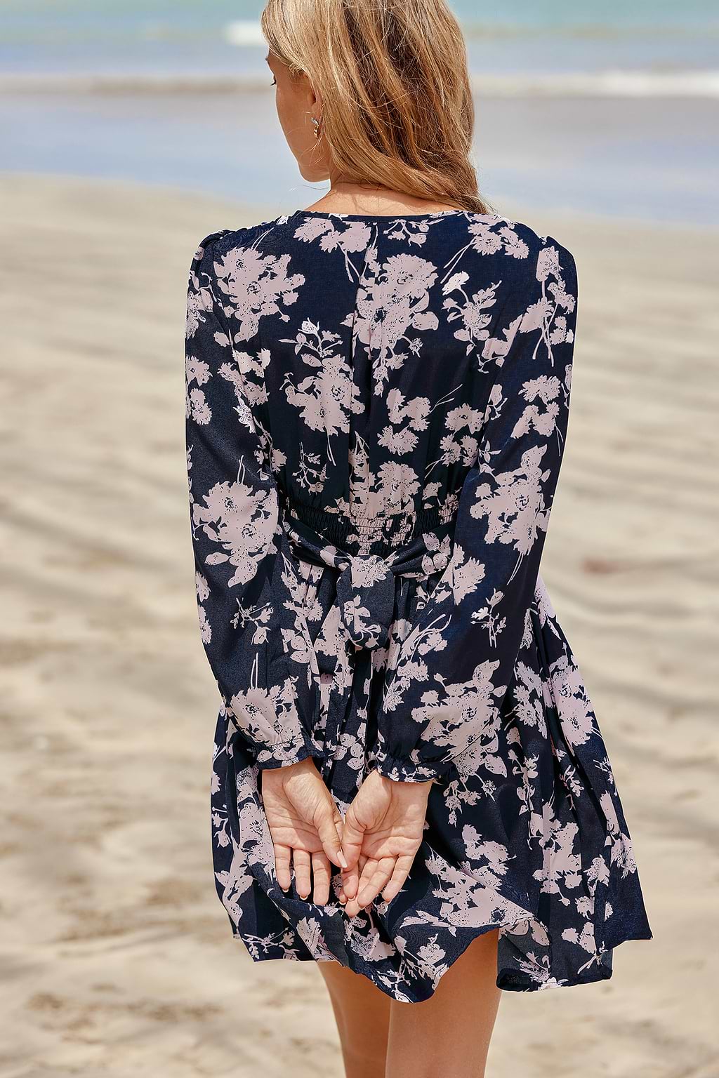 Minivestido con sobrepelliz floral en azul marino y rosa