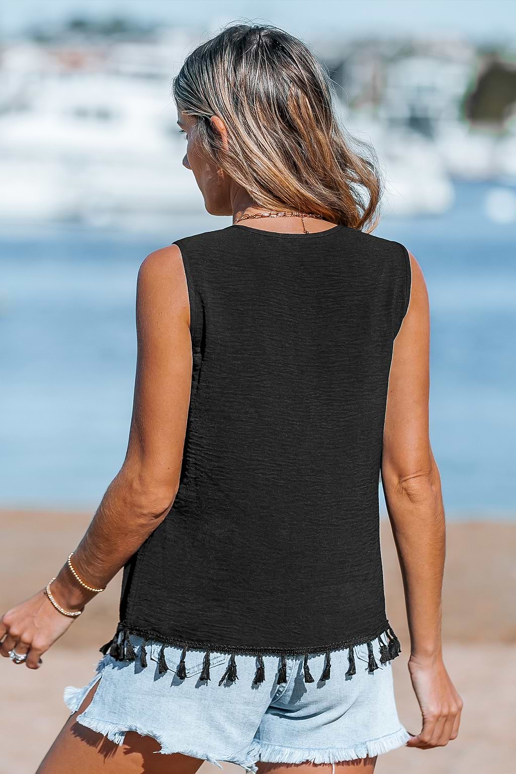 Top con cuello en V y borlas bordadas