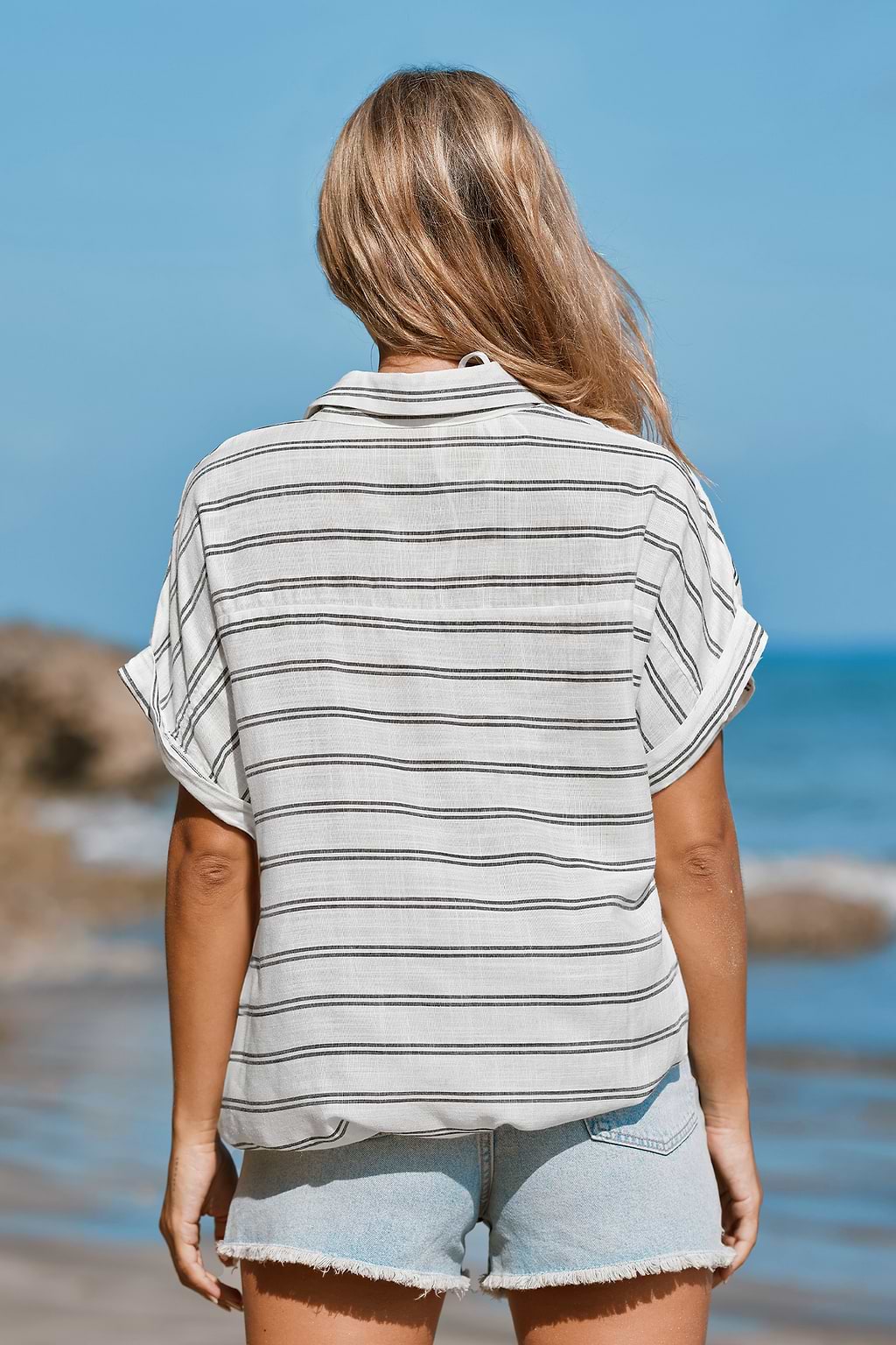 Klassieke gestreepte top met korte mouwen en knopen