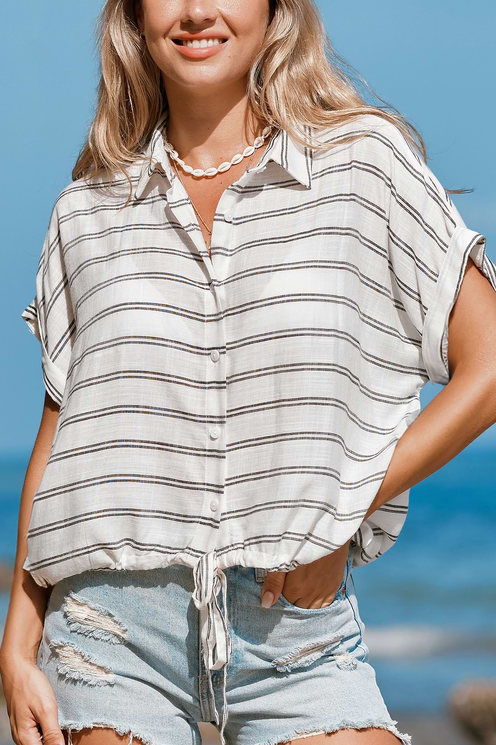 Klassieke gestreepte top met korte mouwen en knopen