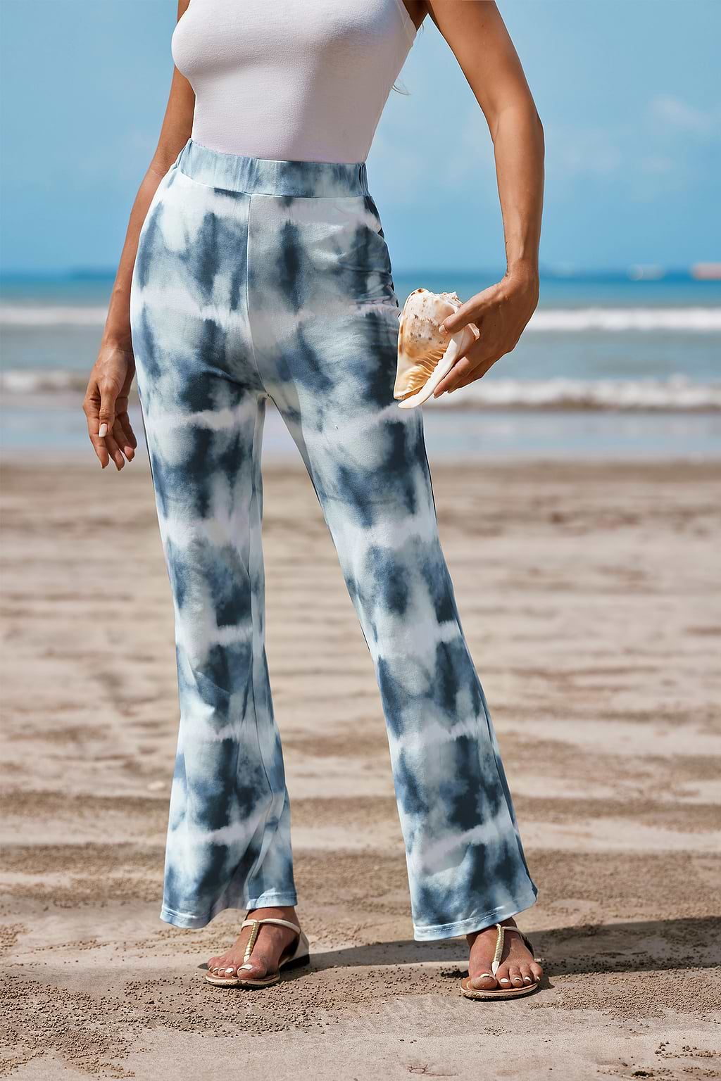 Pantalon évasé blanc et bleu tie dye