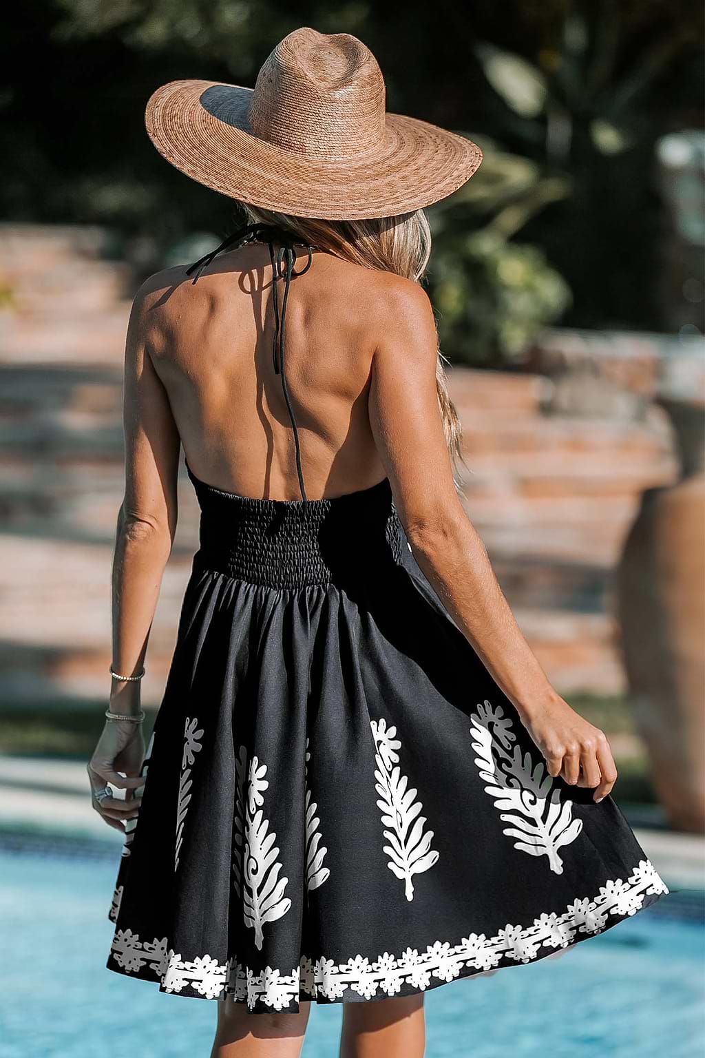 Zwart-witte mini-halterjurk met bloemen