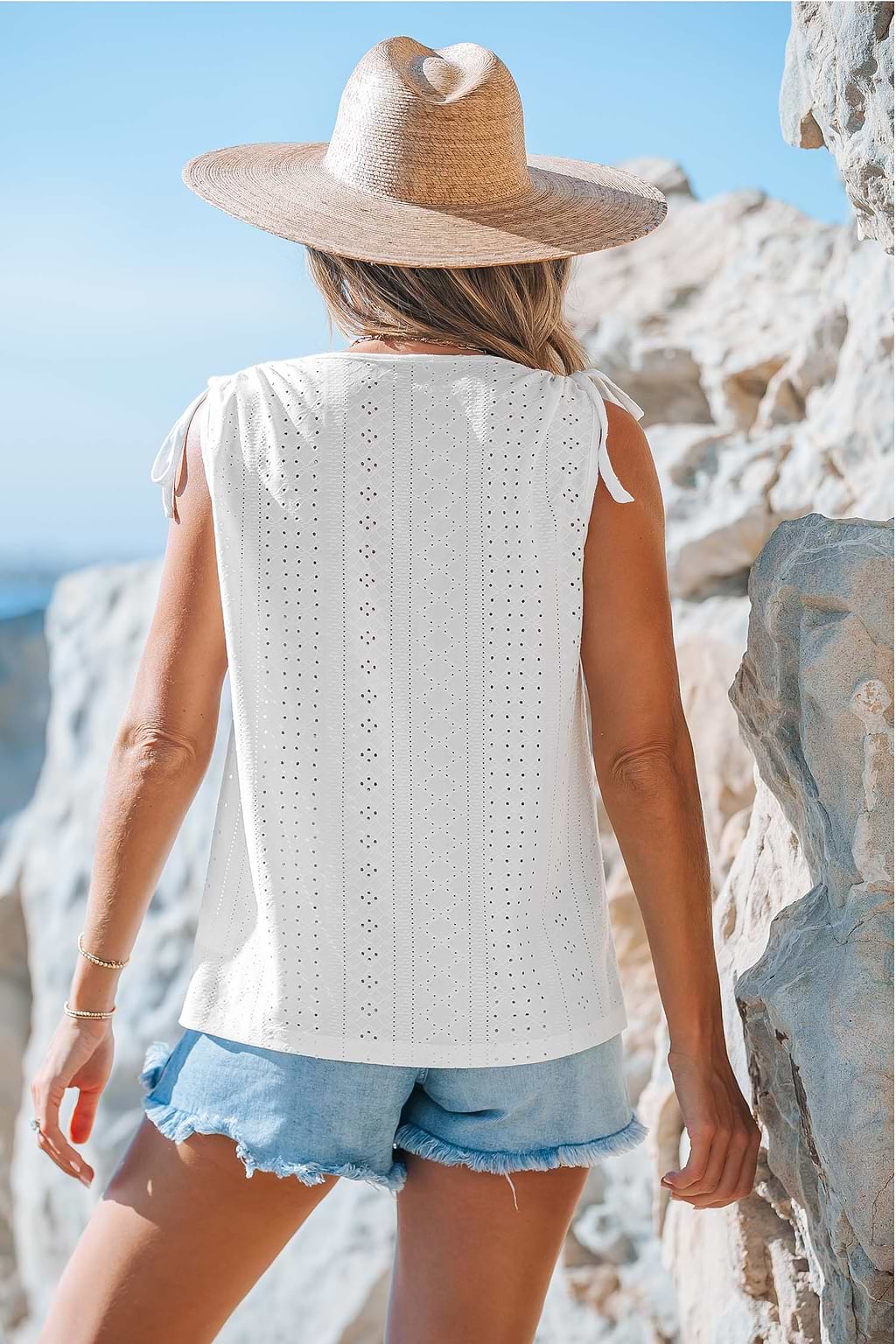 Top sin mangas con ojales y hombros anudados