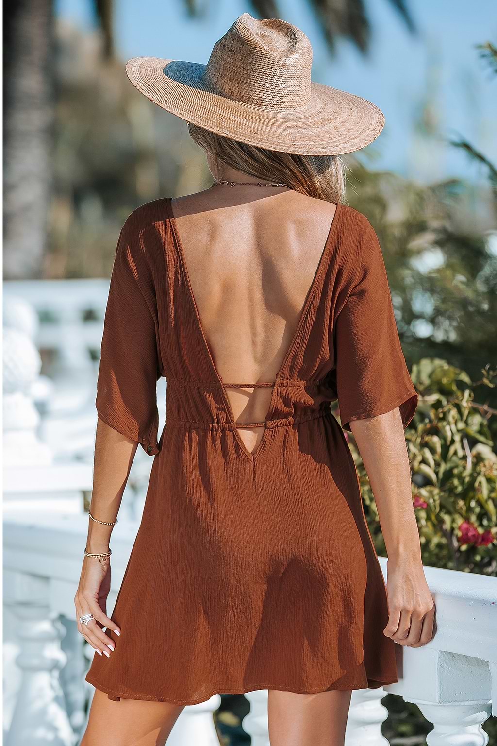 Vestido tipo pareo con cuello en V y abertura en forma de cerradura