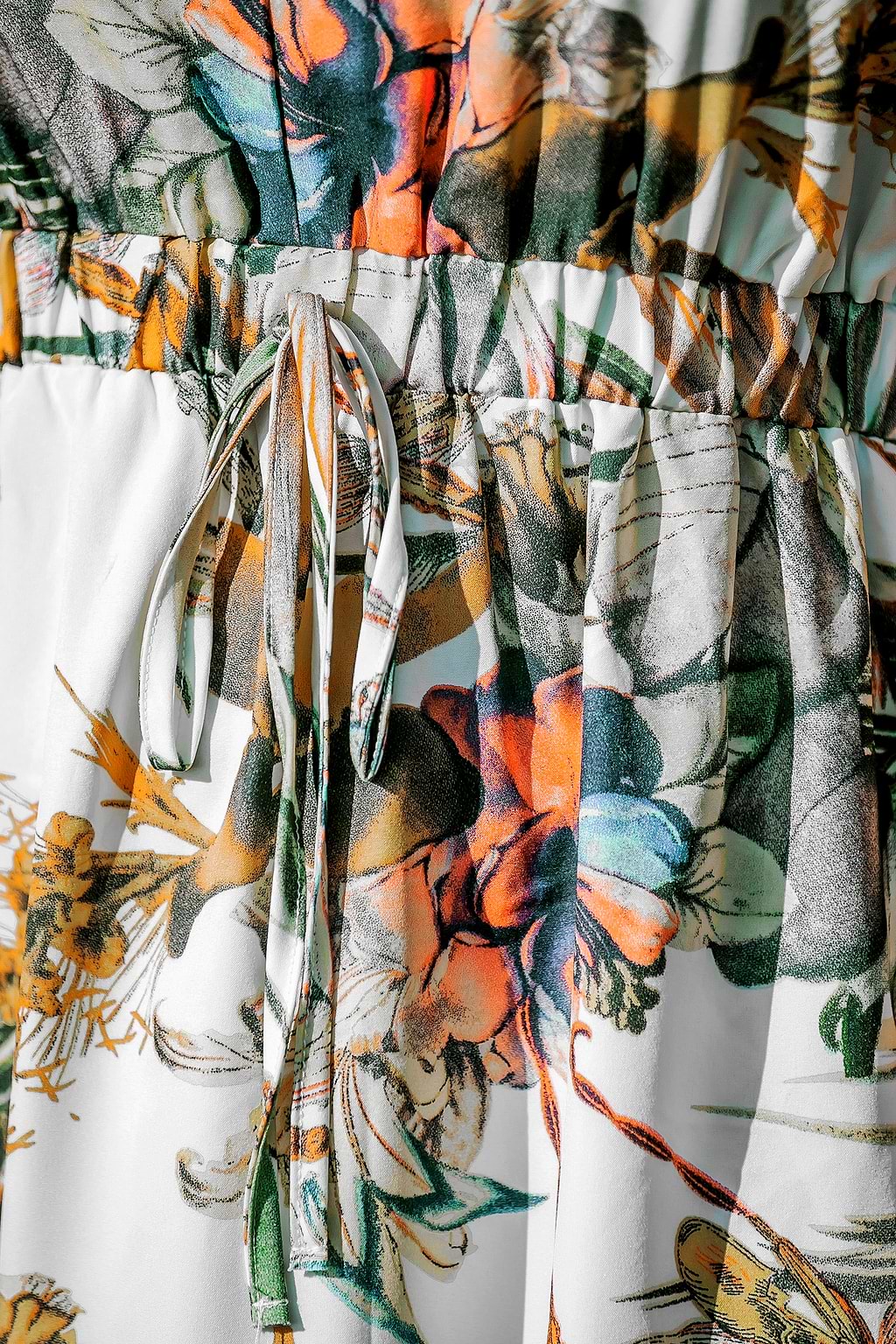 Tropisches Maxikleid mit Bindegürtel