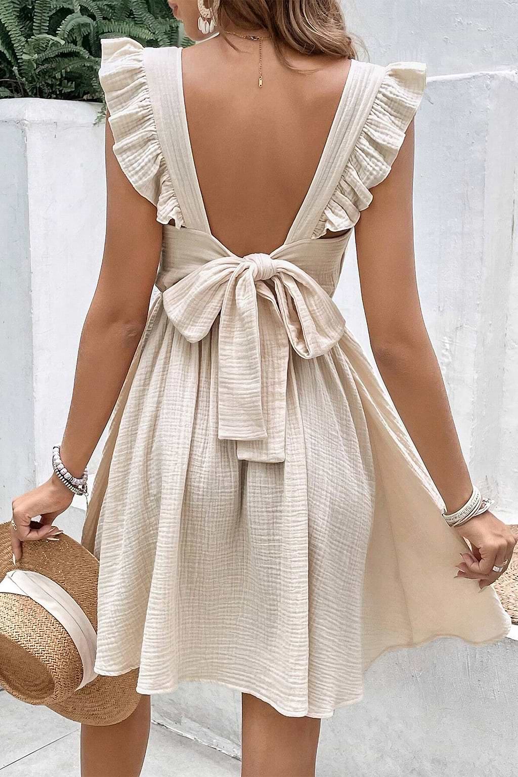 Minivestido color albaricoque con mangas onduladas