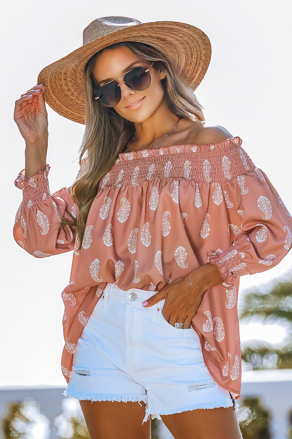 Koraalkleurige paisley blouse met off-shoulder pofmouwen