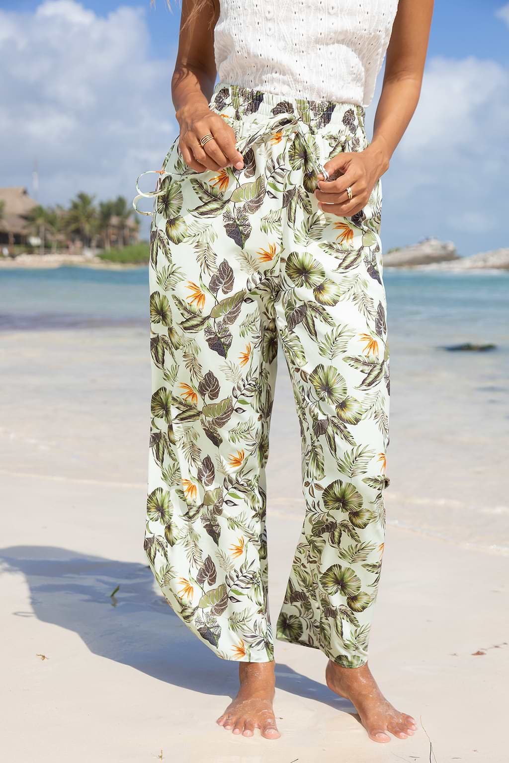 Pantalon large avec taille à smocks tropical