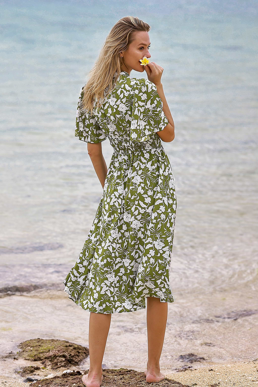 Robe maxi fleurie avec manches à volants et taille à smocks