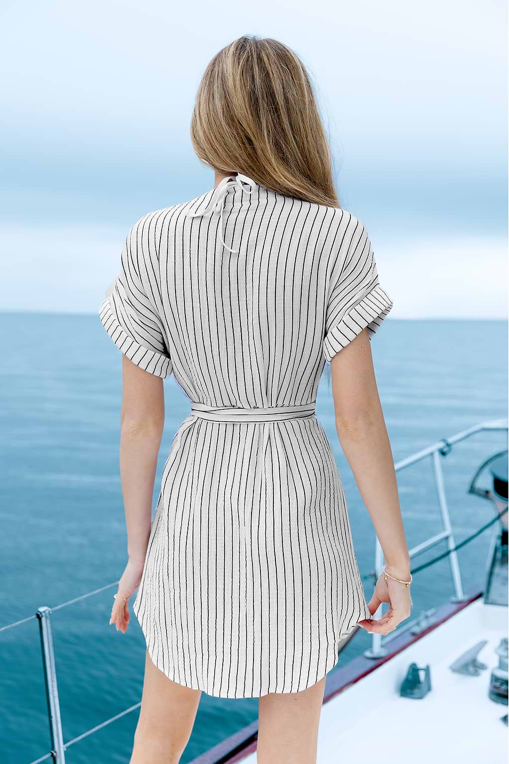 Robe mini en pur coton à manches courtes et rayures avec boutons