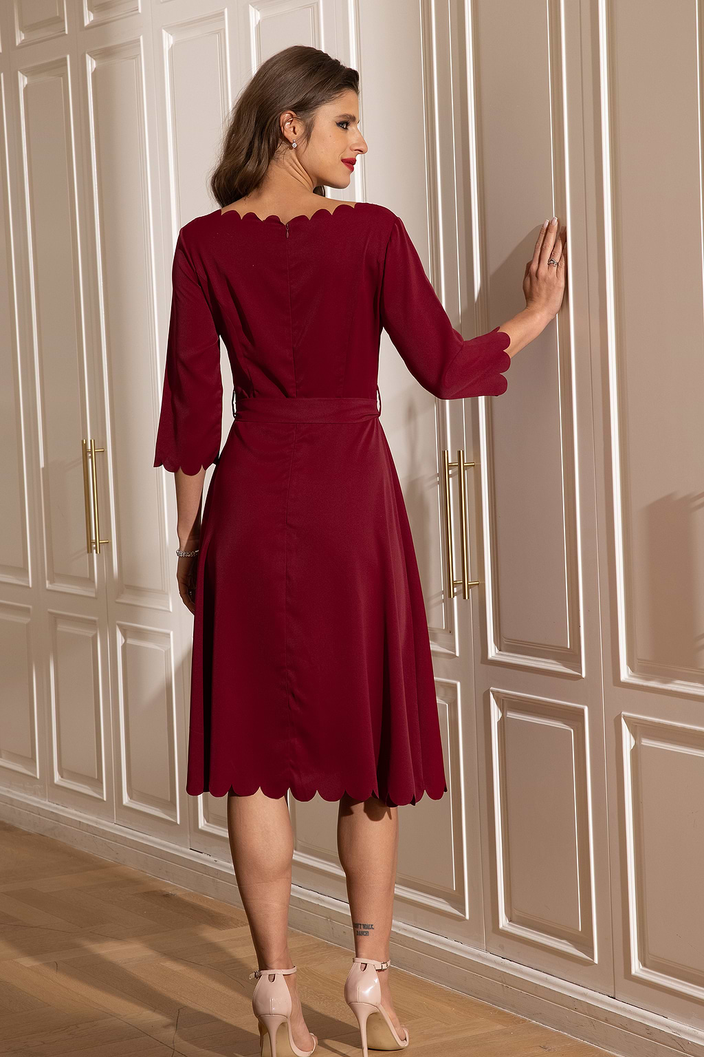 Robe midi à ceinture festonnée rouge