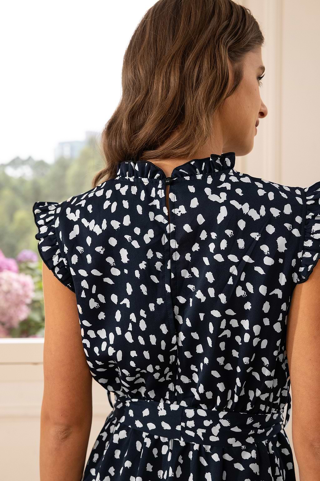 Combinaison noire à jambes larges et pois blancs