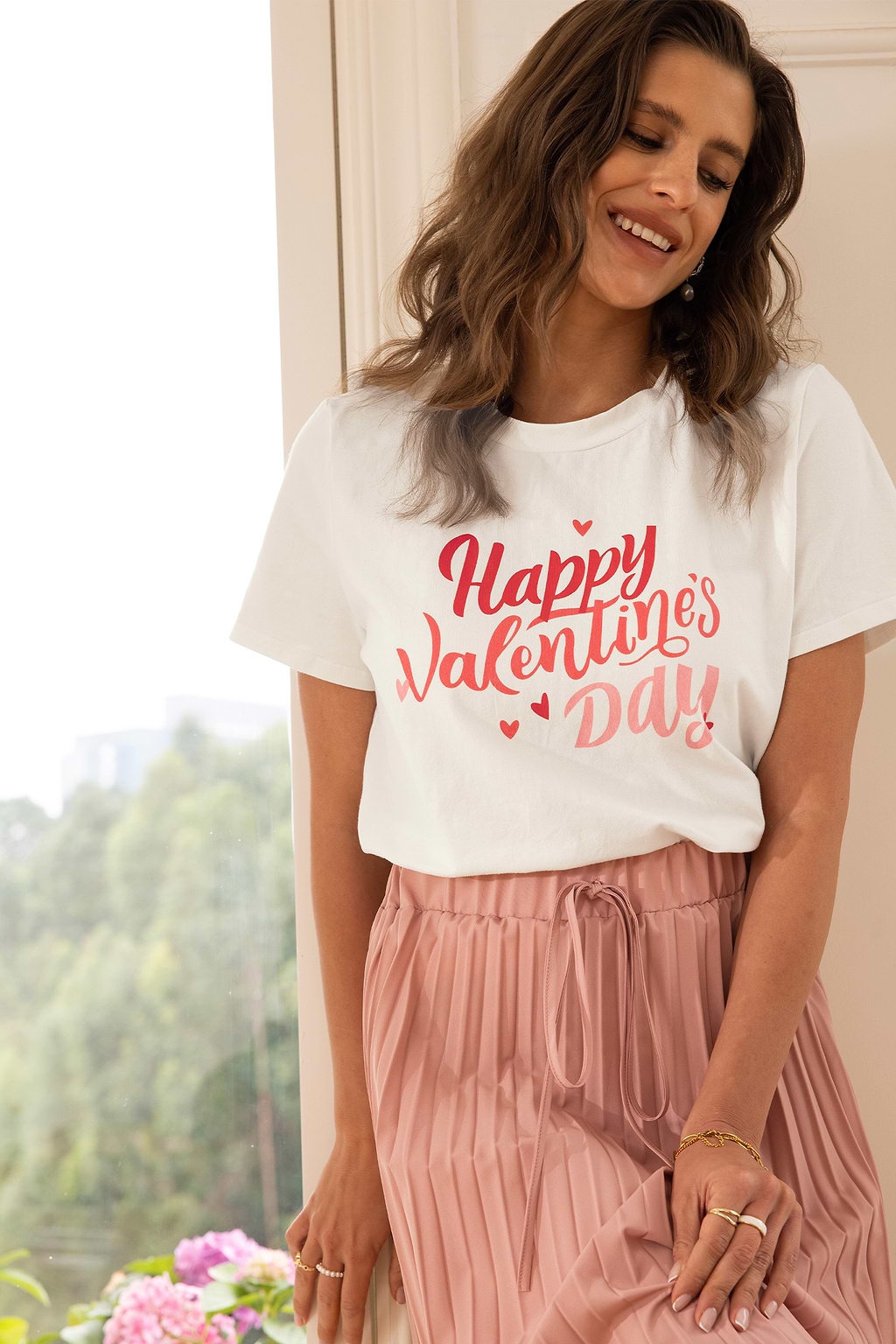 Weißes T-Shirt mit Valentinstag-Grafik