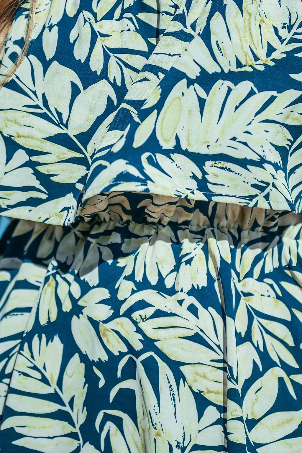 Robe avec bretelles et ourlet à volants à feuille tropicale
