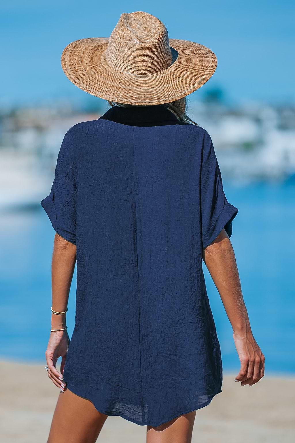 Minivestido tipo pareo con cuello en V y cuello azul marino