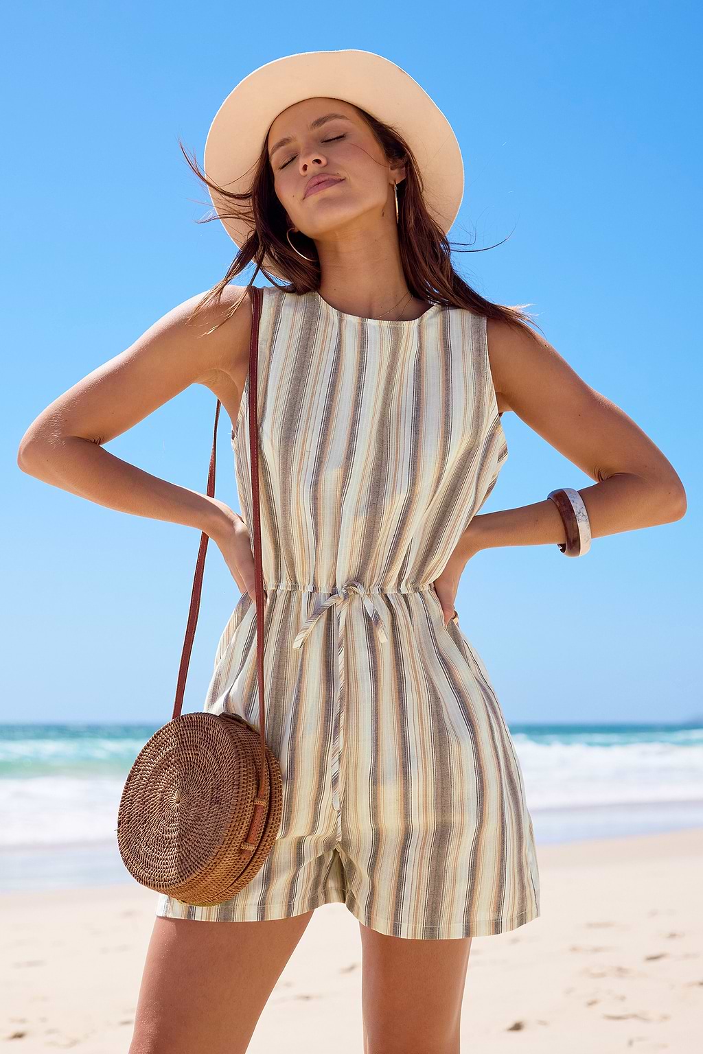 Mameluco de pierna recta con cuello redondo a rayas