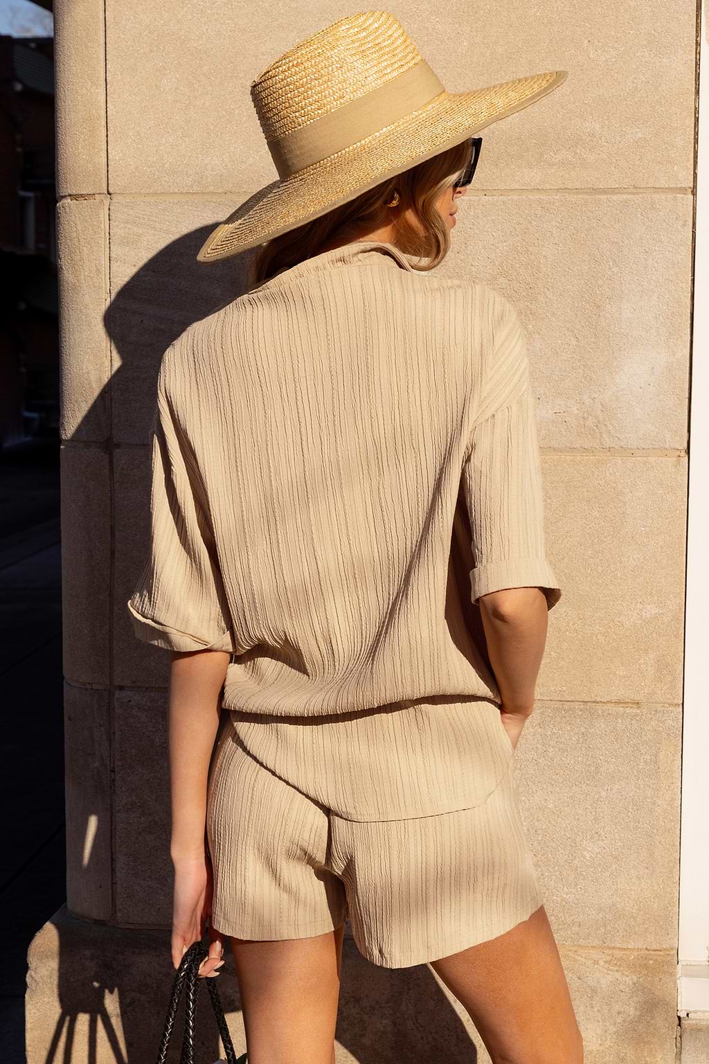 Conjunto de camisa con botones y pantalones cortos con cuello color canela