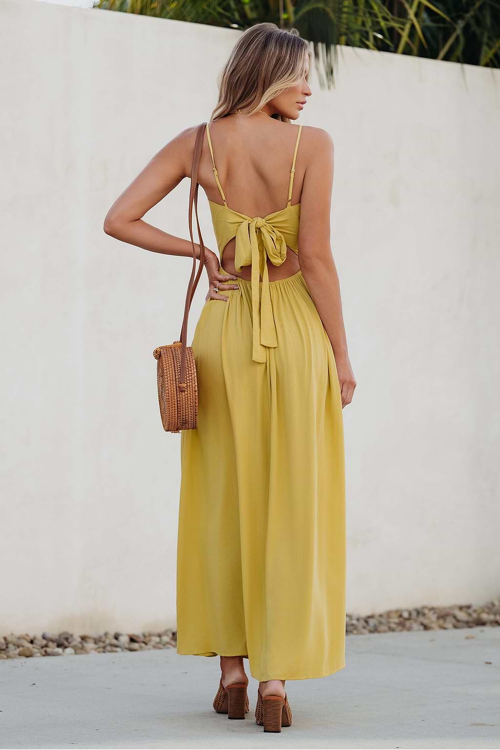 Robe maxi torsadée sur le devant et avec trou de serrure