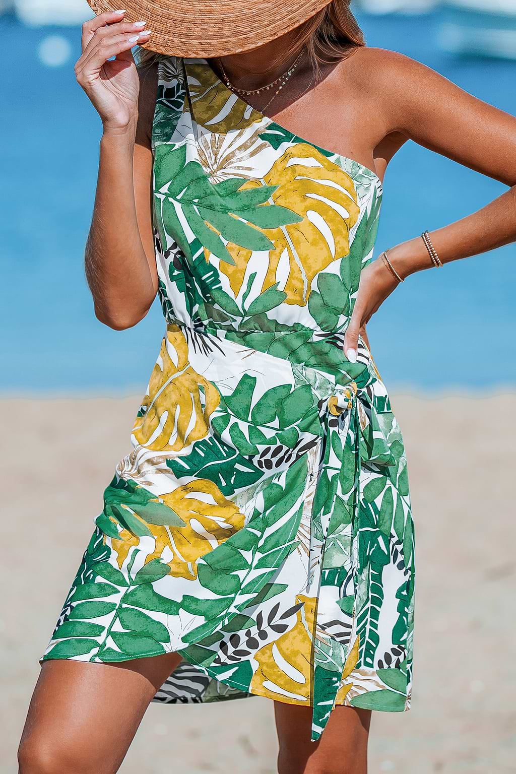 Vestido cruzado con un solo hombro y hojas tropicales