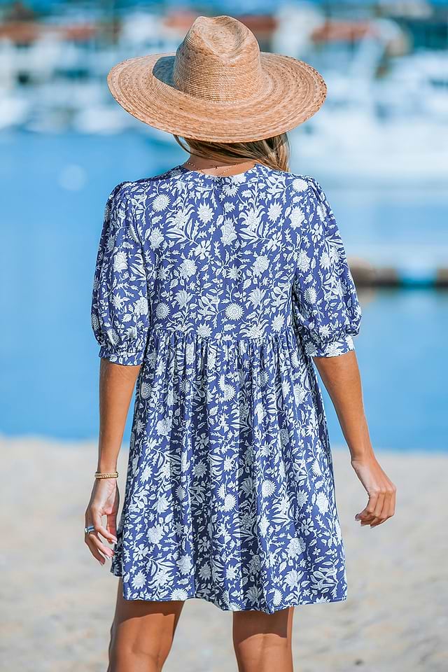 Blauwe mini-jurk met pofmouwen en bloemen