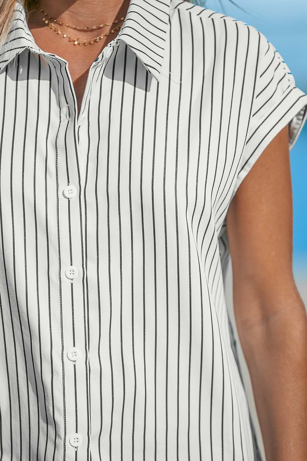 Camisa a rayas con cuello y botones