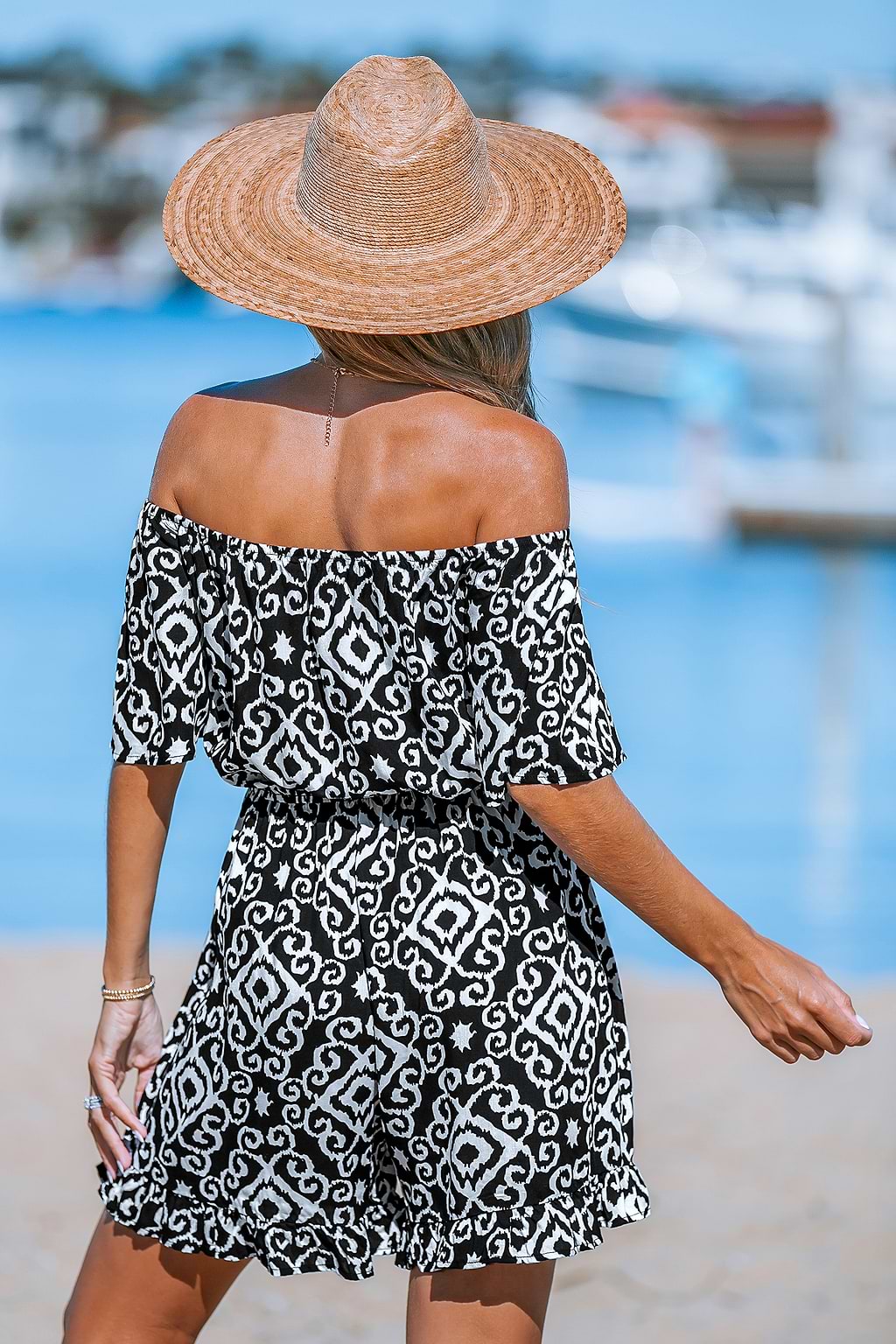 Mono bohemio con hombros descubiertos en blanco y negro